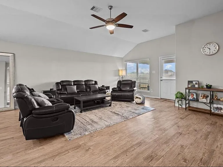 689 Forest Bend Ln — Photo 7