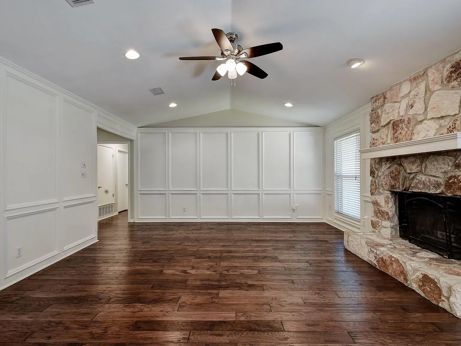 3 bed, 2.0 bath, 1817 sqft, $4,400 — Photo 4
