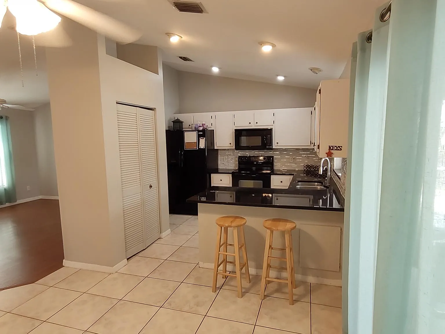 3 bed, 1300 sqft, $3,000 — Photo 4