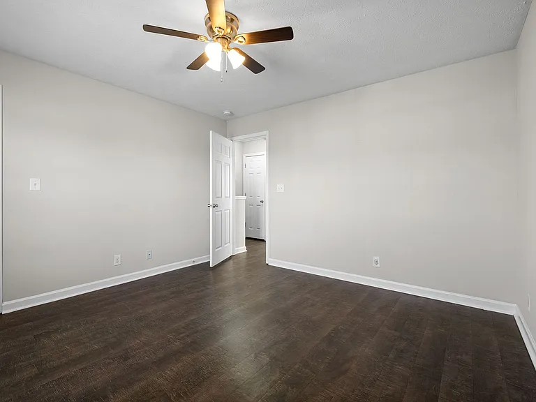 Executive Avenue-249 (x4) — Photo 18
