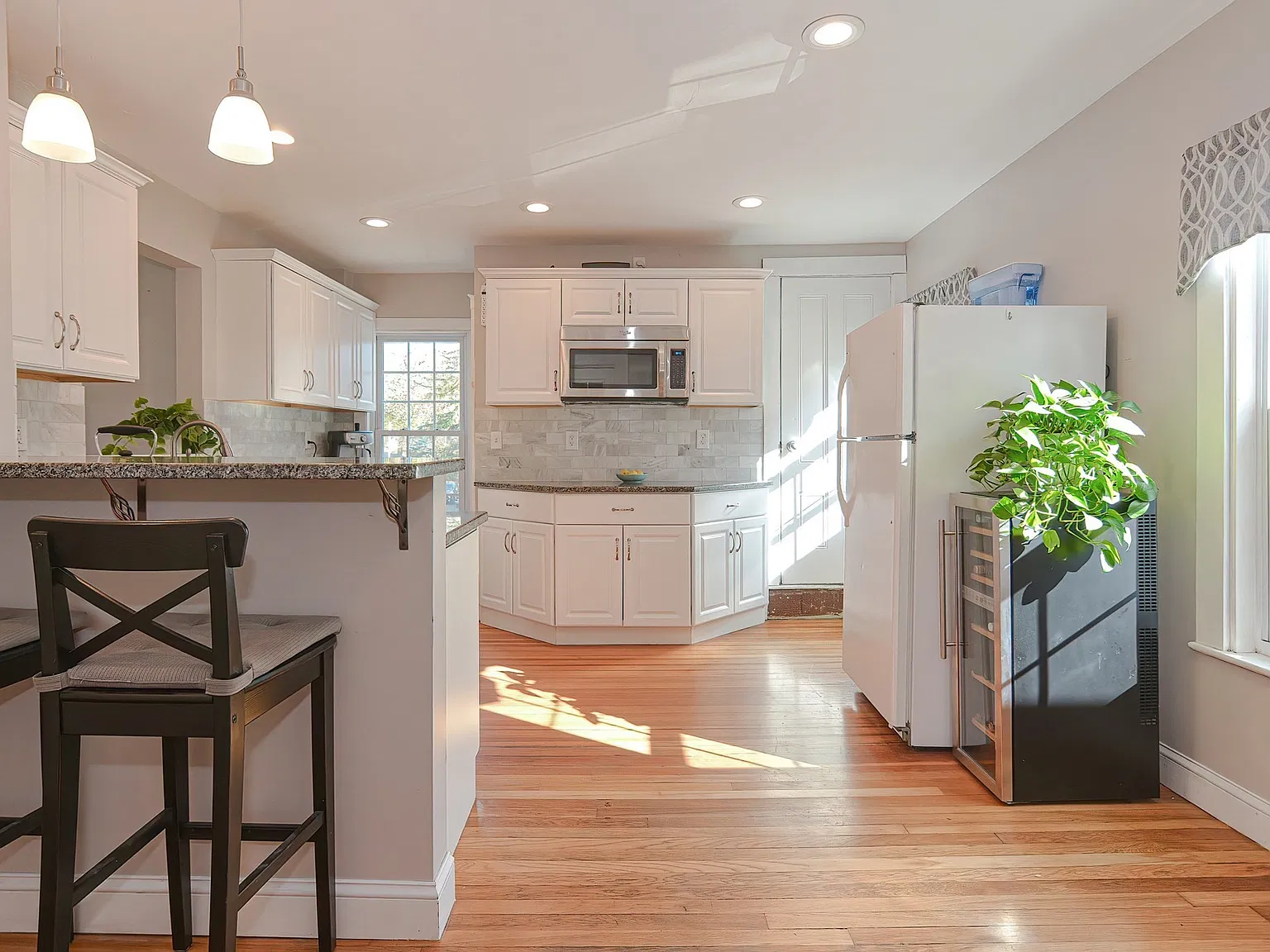 2 bed, 1.0 bath, 930 sqft, $2,800 — Photo 3