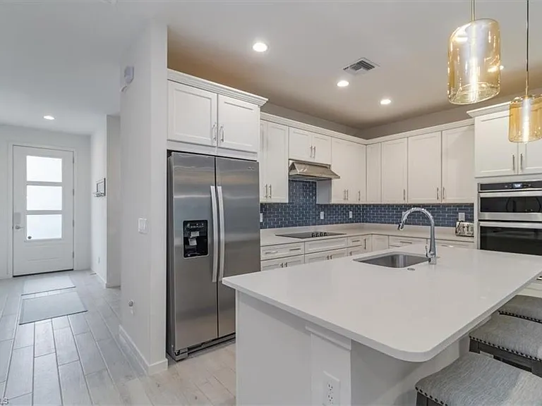 13021 Pembroke Dr — Photo 11