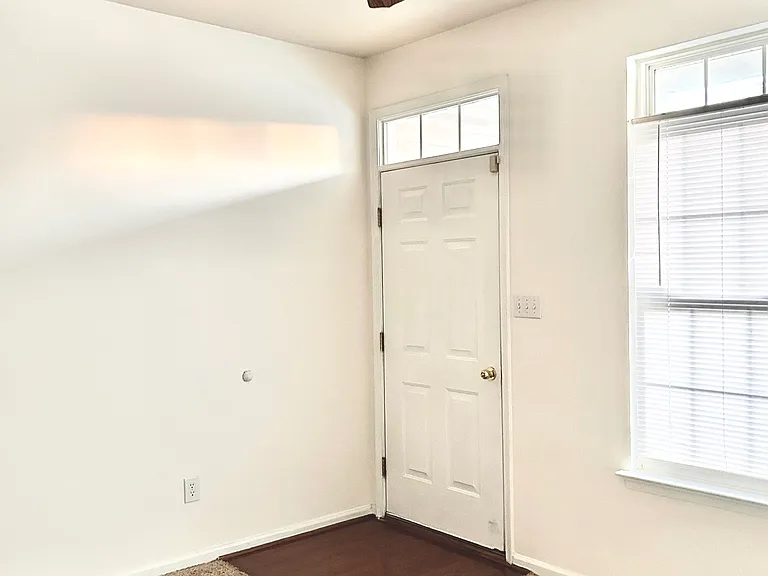 1077 Tudor Dr — Photo 3
