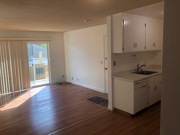 2nd image of 636 N 2nd St APT 6