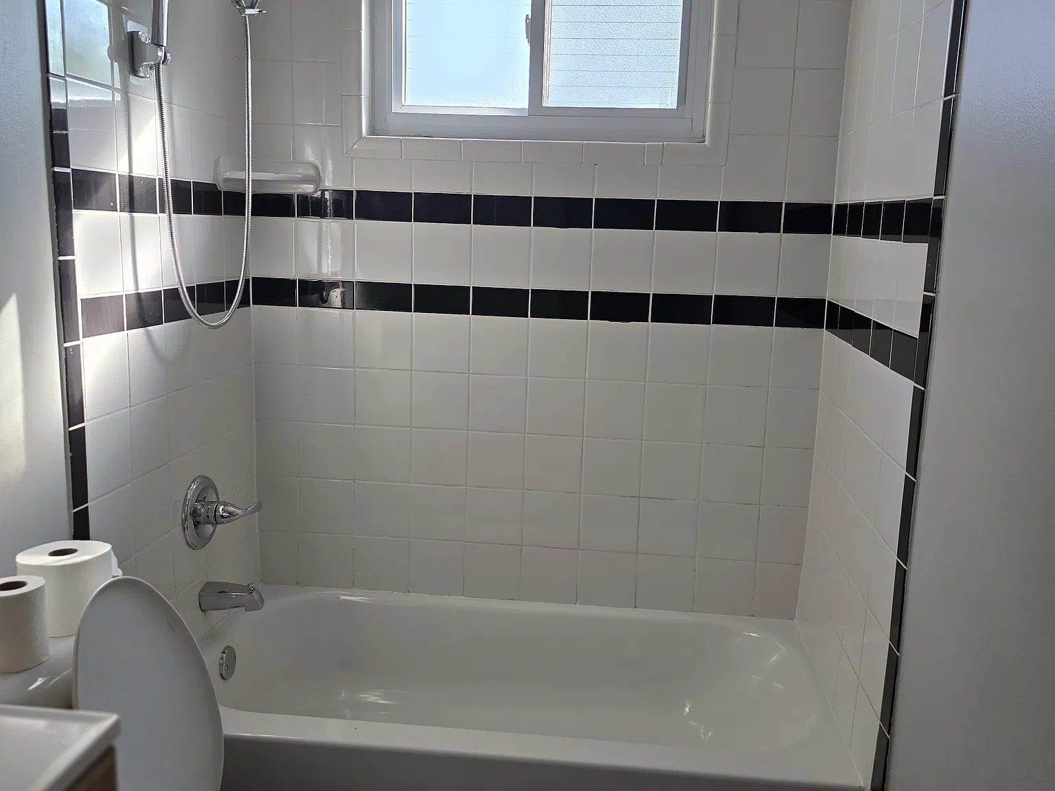 3 bed, 1100 sqft, $1,670 — Photo 2