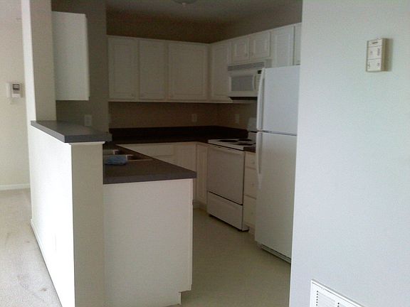 Kitchen, bar/open concept