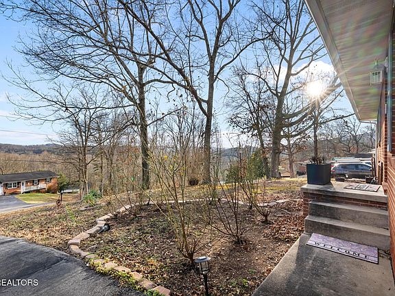 4th image of 121 Rosemont Ln