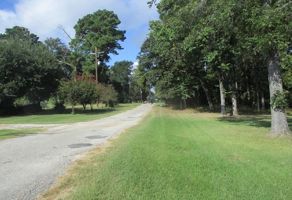 Exterior Neighborhood (street photo)