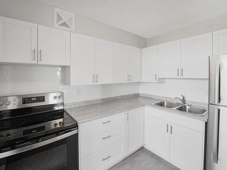 100 Lancaster Dr — Photo 16