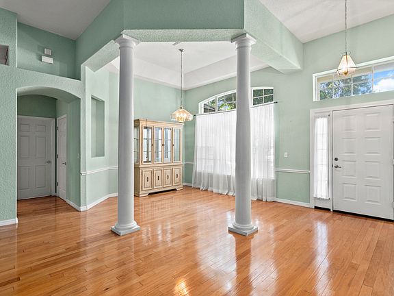 5th image of 402 Courtlea Creek Dr