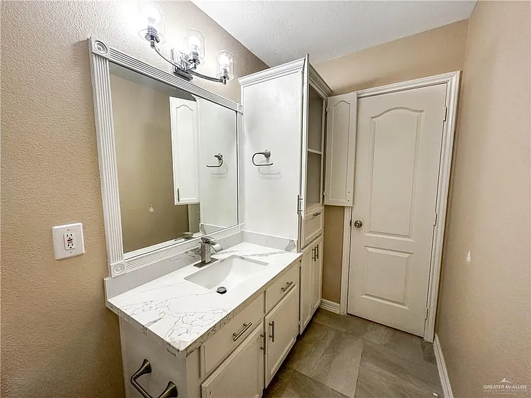 3504 N Champagne Dr — Photo 14