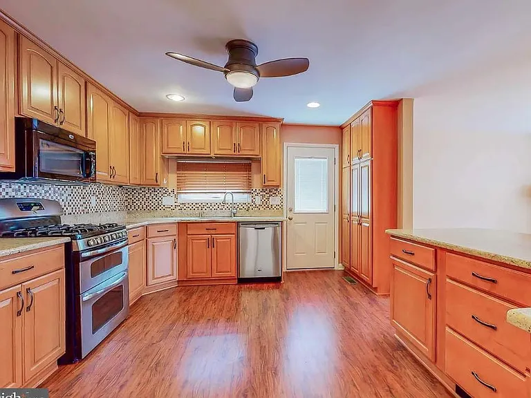 2413 Hal Cir — Photo 3