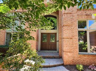 6811 Shadowood Dr, West Bloomfield, MI 48322