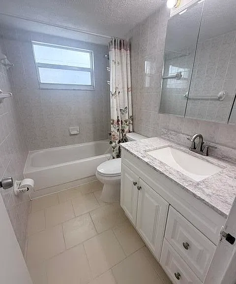 2555 NE 11th St #402 — Photo 15