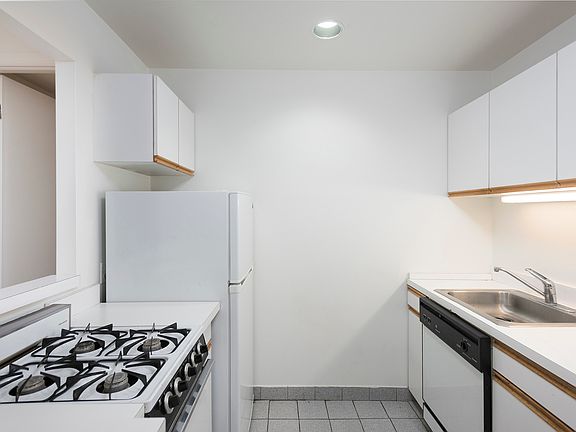 2nd image of 321 E 52nd St APT B