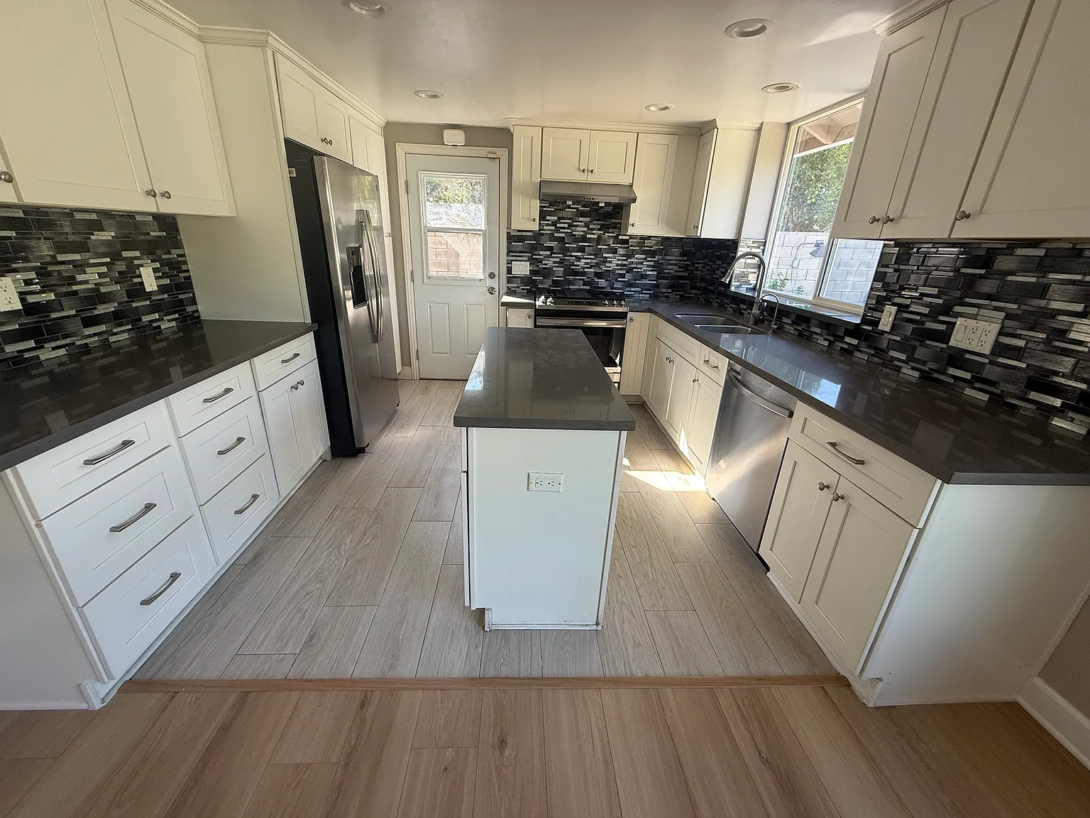 4 bed, 2.5 bath, 2106 sqft, $4,050 — Photo 4