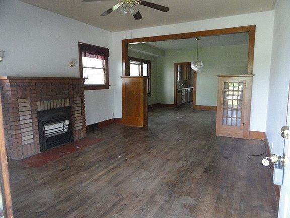 4th image of 834 Crawford St