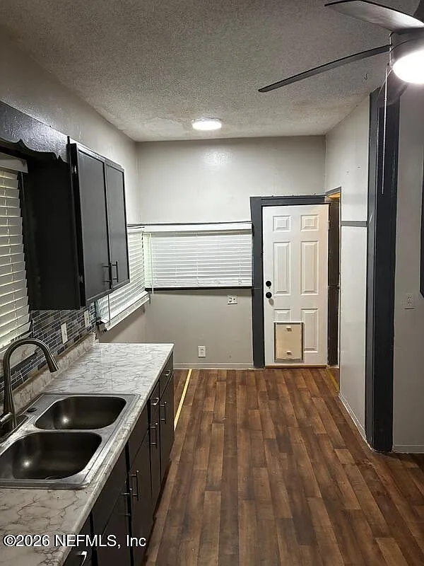 3 bed, 1.0 bath, 1066 sqft, $1,100 — Photo 3