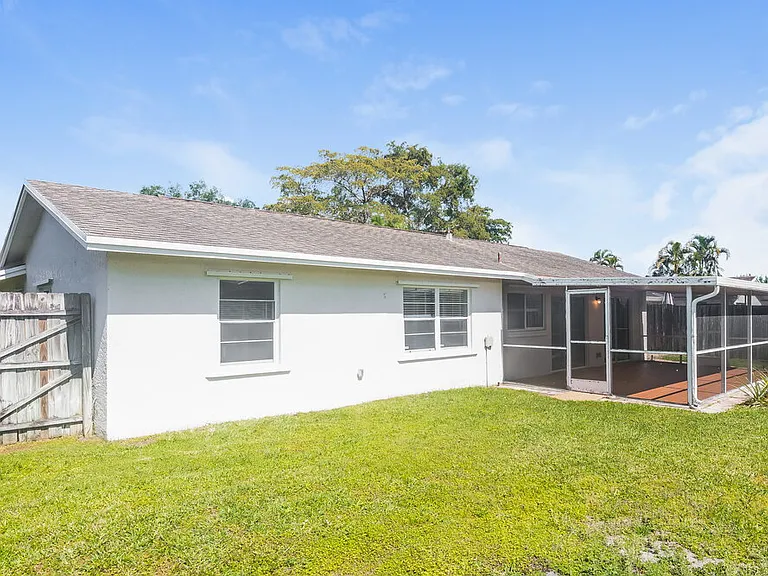 9732 Saddlebrook Dr — Photo 15