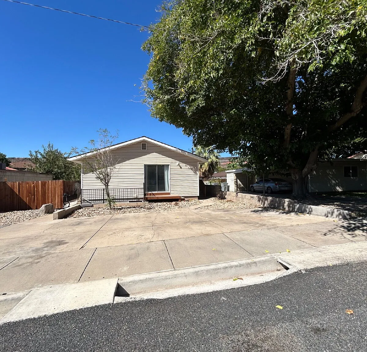 3 bed, 1.0 bath, $1,895 — Photo 1