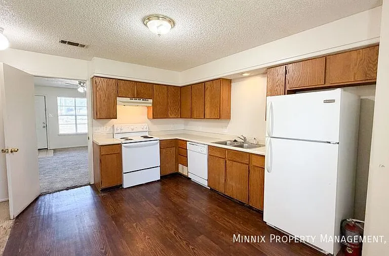 2119 S Loop 289 #B — Photo 3
