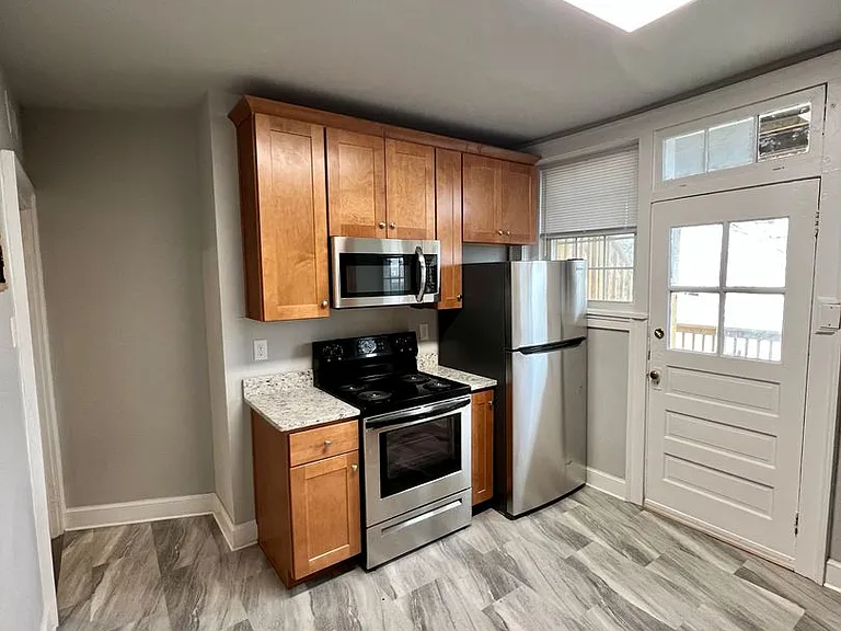 402 N Sheppard St — Photo 6