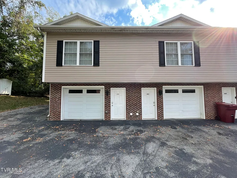 169 E Grand Ave #401