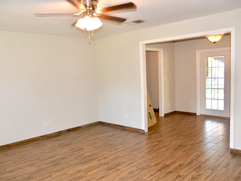 209 Dogwood Ln — Photo 3