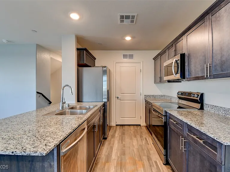 7030 Spicy Merlot St — Photo 12