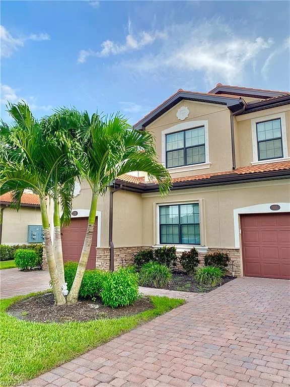 3 bed, 2.0 bath, 1661 sqft, $2,300 — Photo 1