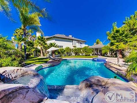Luxurious pool and jacuzzi