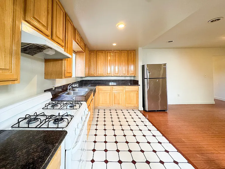 4627 Prospect Ave — Photo 4