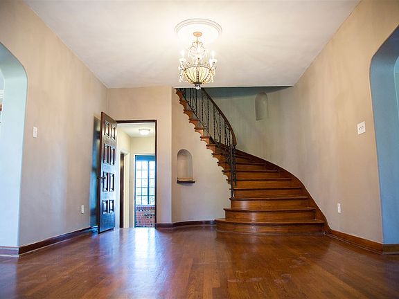 3rd image of 2710 Evergreen Dr