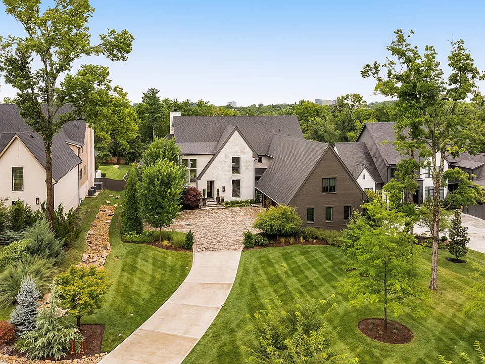 3718 Woodlawn Dr