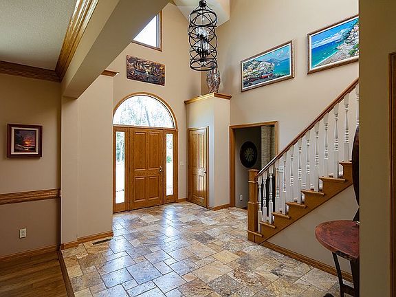 5th image of 845 Woodridge Ct
