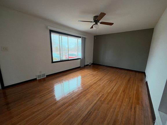 4th image of 687 Roselawn Ave E