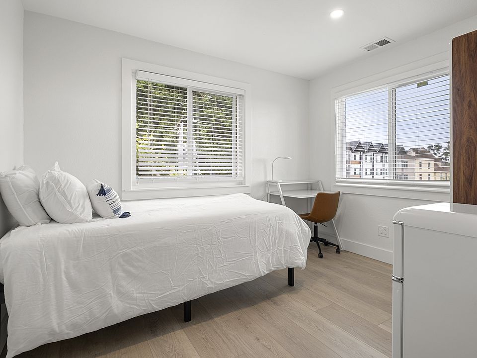 Fully furnished single room with natural light