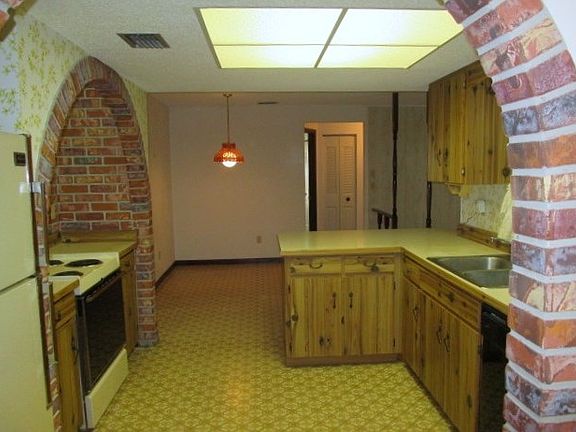 4th image of 1070 Kingswood Way