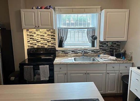 4th image of 2550 E Somerset St