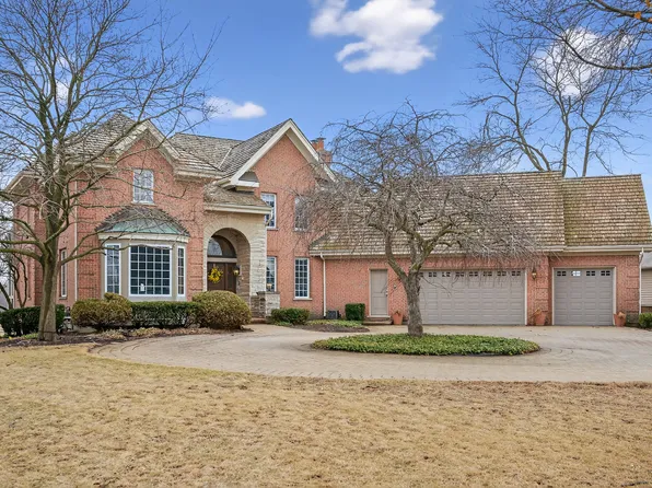 320 Boulder Dr, Lake In The Hills, IL 60156