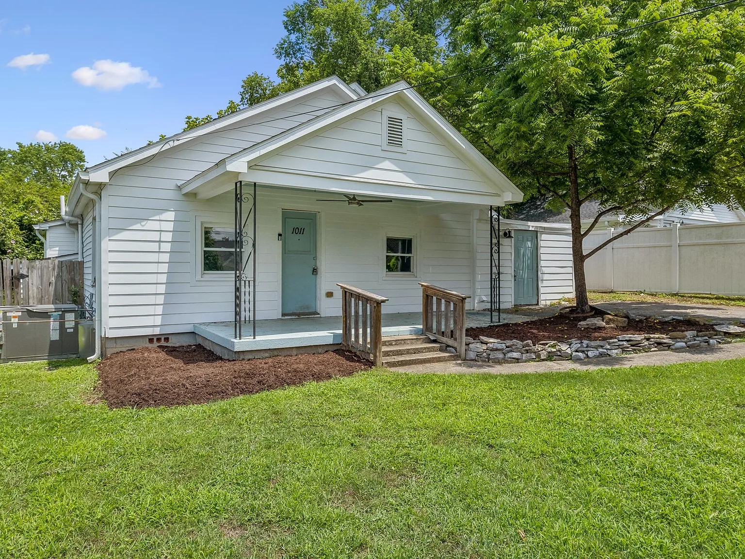 3 bed, 1.0 bath, 1203 sqft, $2,300 — Photo 2