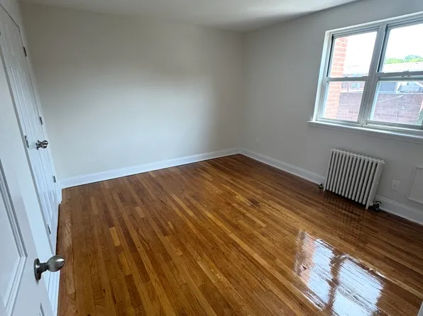 61-22 223rd Pl, Oakland Gardens, NY 11364