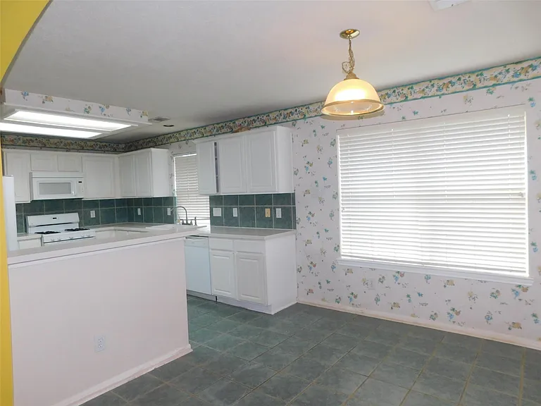 3702 Heritage Colony Dr — Photo 50