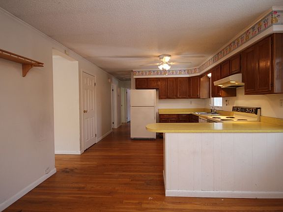 3rd image of 32 Glenna Dr
