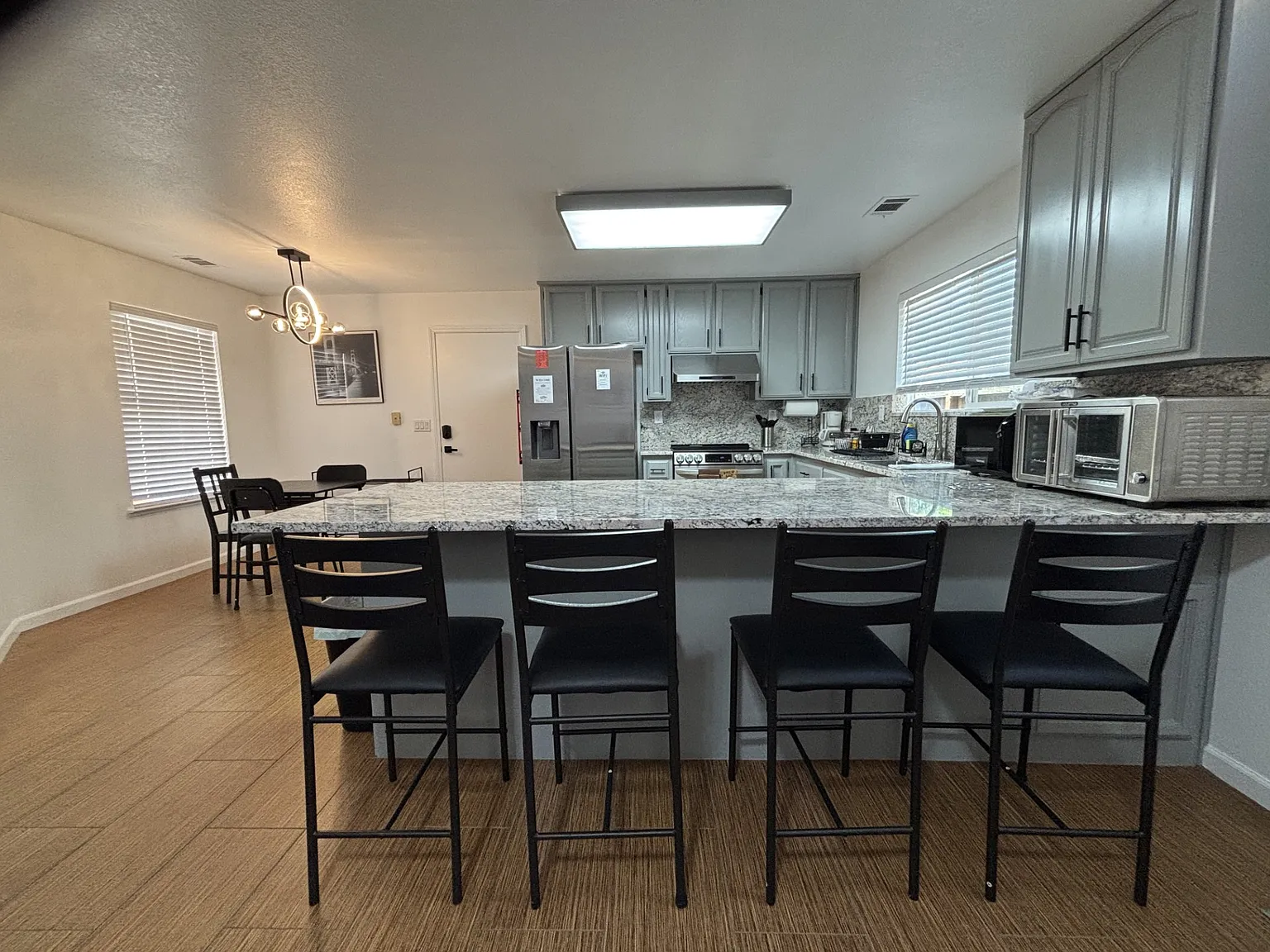 3 bed, 1185 sqft, $3,950 — Photo 3