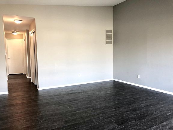 2nd image of 320 Heritage Ct
