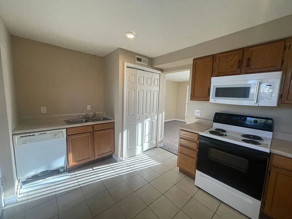 2BD Garden-Level Home | Off-Street Parking