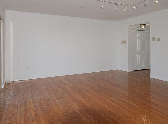 4th image of 12 Chancery Ct APT 204