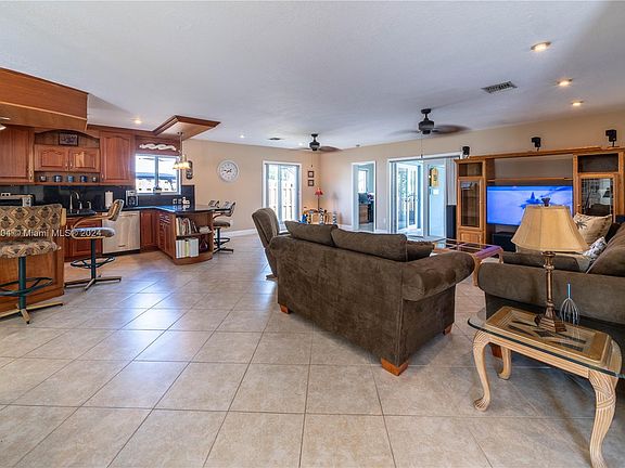 4th image of 9770 Bel Aire Dr