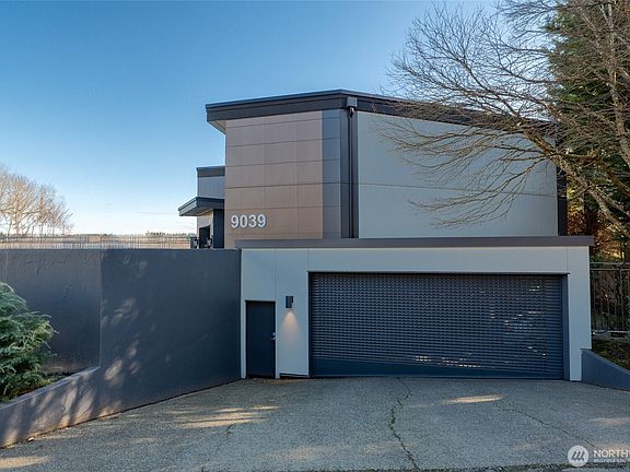 2nd image of 9039 NE Juanita Drive #306